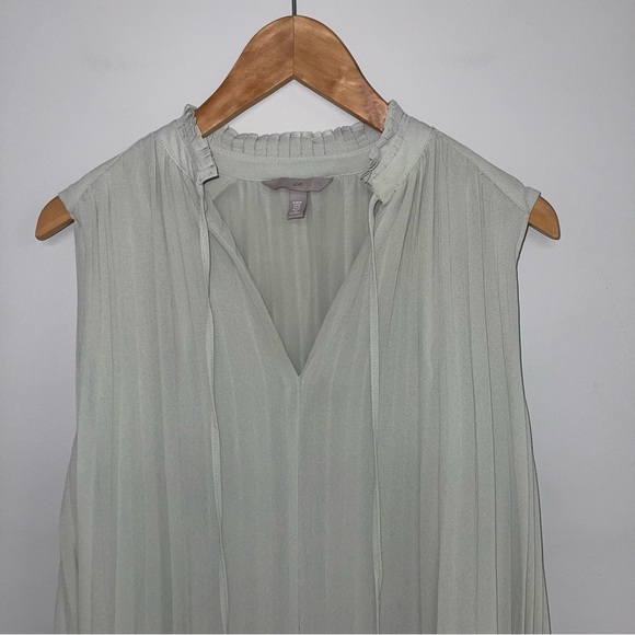 H&M Pleated Blouse Women's Size Medium Light Green Sage Sleeveless‎ Flowy A-Line - Picture 3 of 9